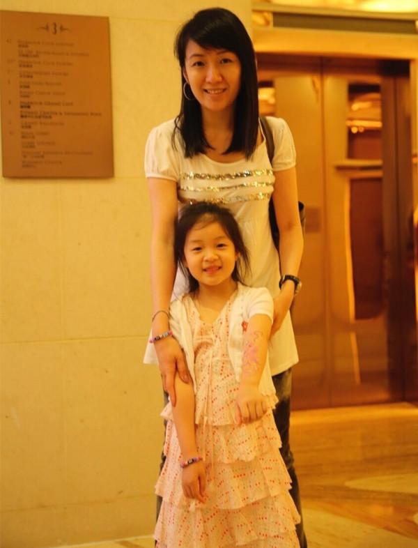 單親媽媽不易!50歲女星何婉盈獨自養娃壓力大,自曝曾哭過很多次 單親媽媽不易!50歲女星何婉盈獨自養娃壓力大,自曝曾哭過很多次