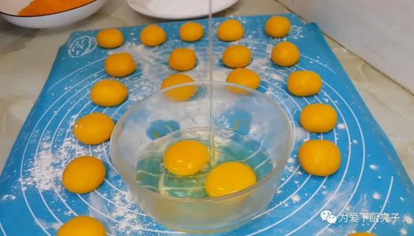 自制南瓜丸子的做法，鍋裡一炸，出鍋不發硬不吸油，全家都搶著吃