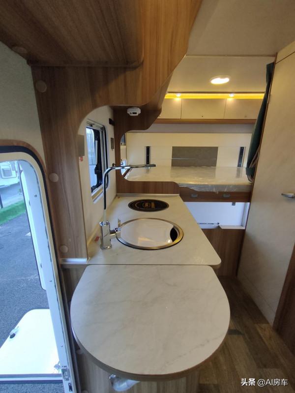 48V電+3.0T動力,有雙冰箱、電動床,實拍輕鬆跑川藏的卓美亞房車 48V電+3.0T動力,有雙冰箱、電動床,實拍輕鬆跑川藏的卓美亞房車