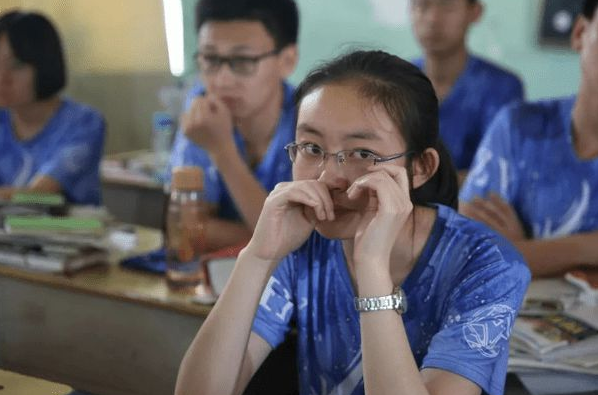 高考後才發現，做普通班雞頭和重點班鳳尾的差距，你選對了嗎？