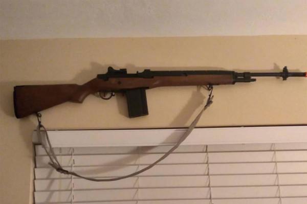 美國17歲男孩用氣槍指警察 被連開12槍當場擊斃 美國17歲男孩用氣槍指警察 被連開12槍當場擊斃