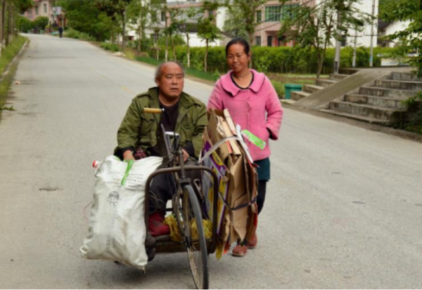 兩任丈夫先後癱瘓,妻子把兩人接一起,不離不棄照顧兩人26年 兩任丈夫先後癱瘓,妻子把兩人接一起,不離不棄照顧兩人26年