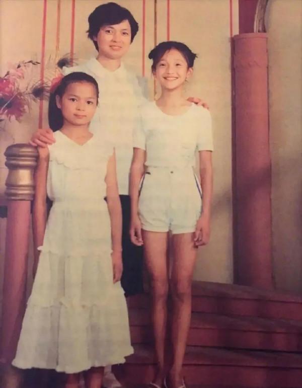 周迅小時候照片，這腿，這脖子，這下巴，不當明星當什麼？