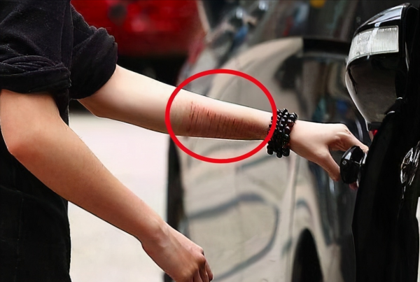 割腕自殺、告母入獄,成龍女兒這是反擊報復還是無限作妖? 割腕自殺、告母入獄,成龍女兒這是反擊報復還是無限作妖?