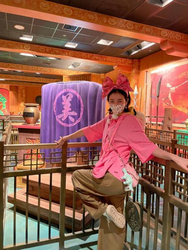 周雨彤環球影城打卡，一身大媽裝打扮不但不醜，還穿得時髦又吸睛