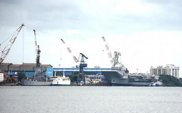 由於政府給予國有企業優先權，印度的海軍和私營造船廠陷入困境