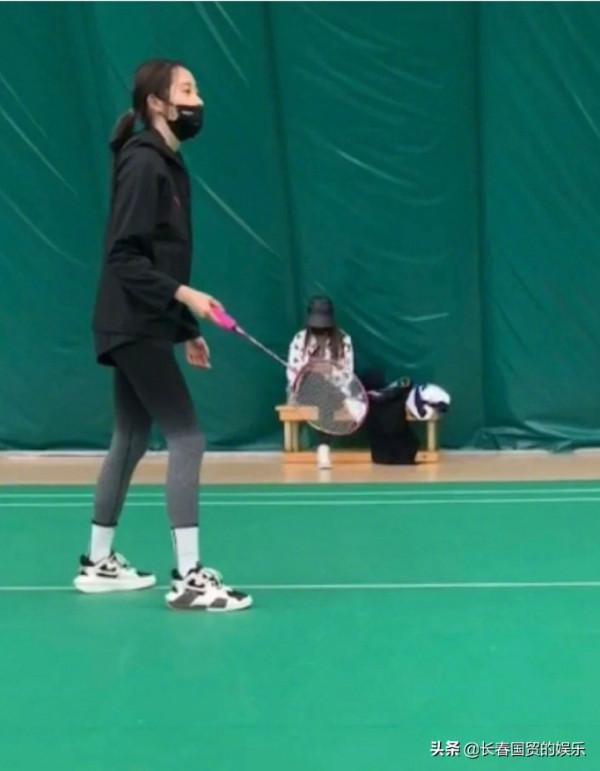關曉彤和鹿晗打羽毛球照片曝光，二人配合默契大秀恩愛
