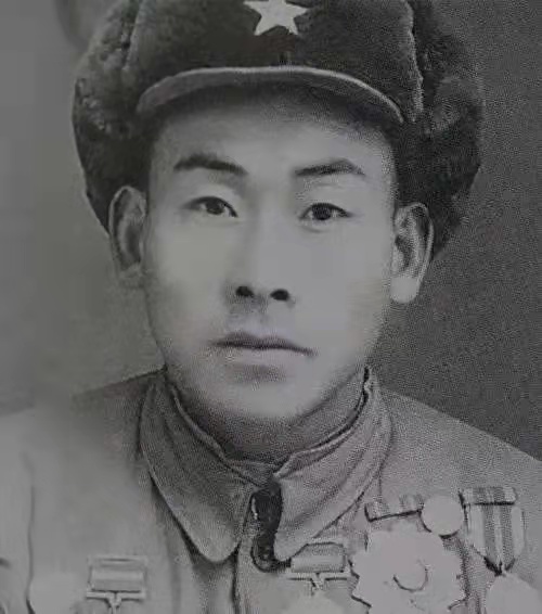 “人螺絲”史阜民：用身體做鋼軌螺釘，保證18列軍車全部安全透過