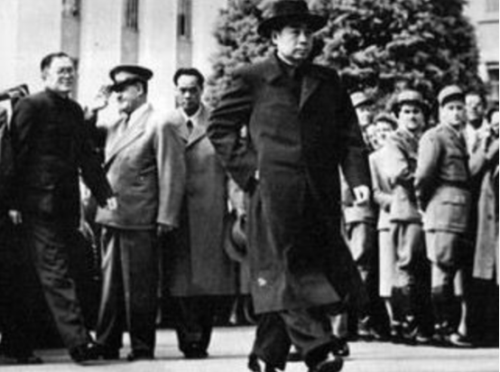 1957年周總理宴請外賓，丸子中吃出了一片金屬，後廚緊急開會研究