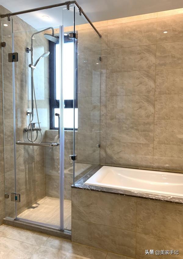 150㎡的精裝房，一進門就被客廳迷住！全屋時尚高階，挑不出毛病