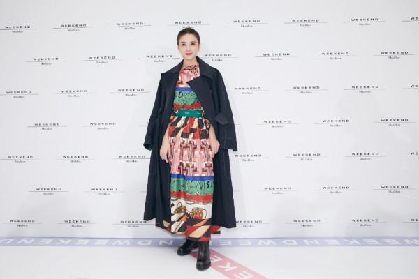 宋佳這模樣真不像40歲，穿碎花裙配條紋西裝，面板過於嬌嫩了