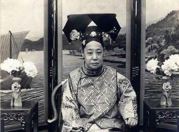 末代皇帝：因衝動間接害死生母，被5位養母照顧，晚年只懷念奶媽