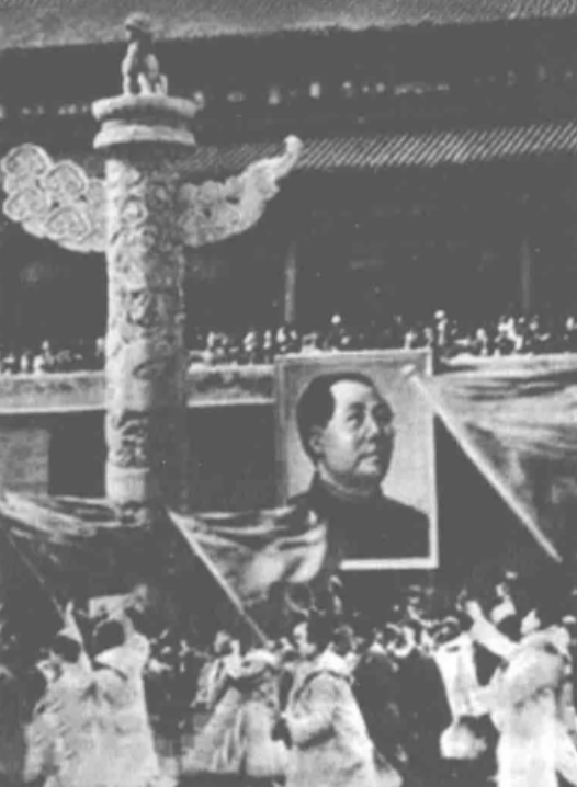 毛主席新畫像掛上天安門後，北京市民提出意見：為何只有一隻耳朵