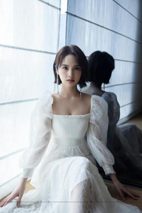 楊丞琳潔白紗裙透顯清雅之氣