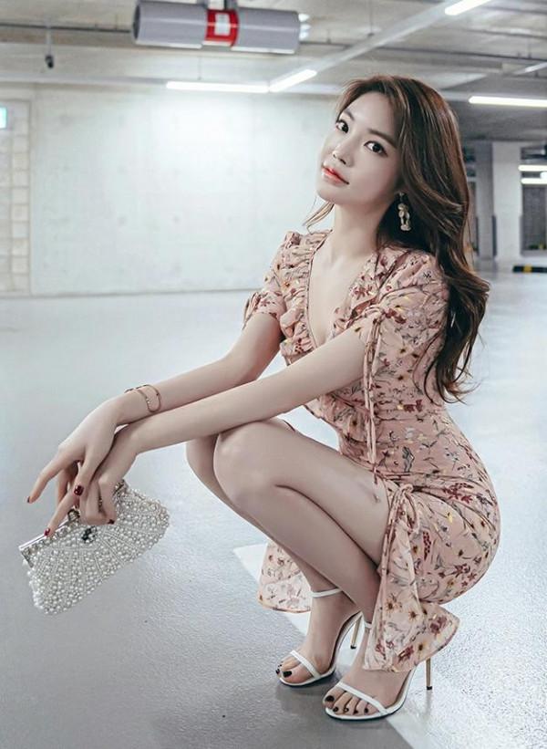 氣質絕倫的名媛花色系短袖荷葉邊連衣裙,雪紡碎花設計時尚 氣質絕倫的名媛花色系短袖荷葉邊連衣裙,雪紡碎花設計時尚