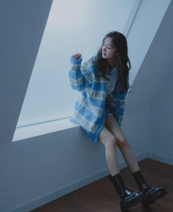 又被楊冪的美驚豔到了，穿刺繡連衣裙優雅迷人，氣質真高階