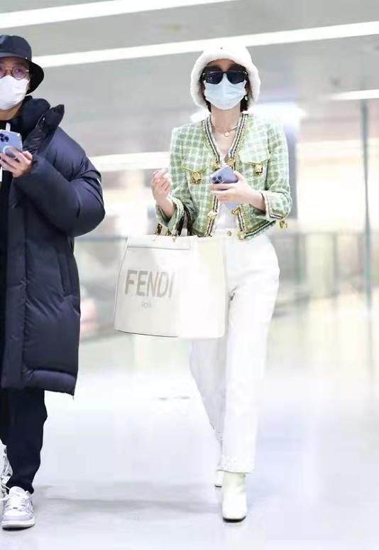 唐藝昕機場秀用力過猛，大冷天還穿短袖搭小背心，過分清涼