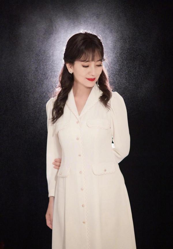 Twins合體鄧紫棋瘦脫型，景甜廉價禮服穿出富貴感，溫碧霞似公主