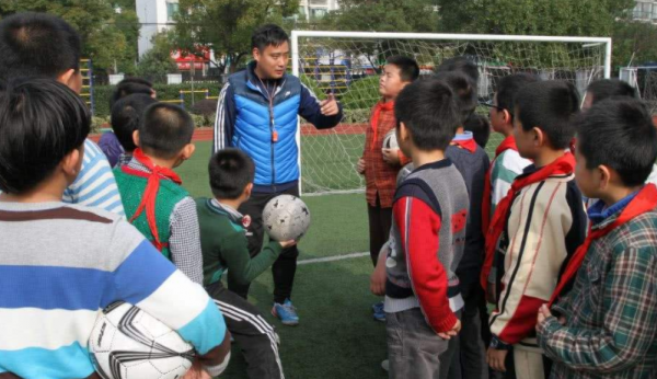 一小學生穿81萬的鞋上學,全身奢侈品價值上百萬,引網友熱論 一小學生穿81萬的鞋上學,全身奢侈品價值上百萬,引網友熱論