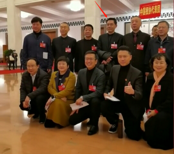 康輝海霞參加會議拍合影！半蹲地舉牌子接地氣，陳寶國一臉嚴肅