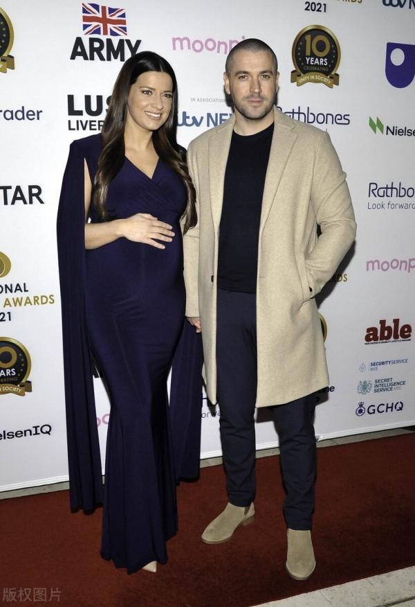 歌手謝恩-沃德與準媽媽索菲-奧斯汀共同現身活動現場 互相禮貌