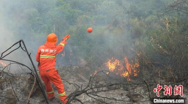緊急馳援滅山火——南部戰區空軍某部處置突發火情側記 緊急馳援滅山火——南部戰區空軍某部處置突發火情側記