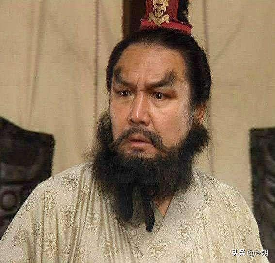 《三國演義》紀靈能和關羽戰三十回合，為啥十回合就被張飛殺了？