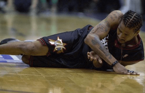 NBA那些離譜的傷病：特雷楊踩裁判致崴腳，一人冰敷睡著直接報銷