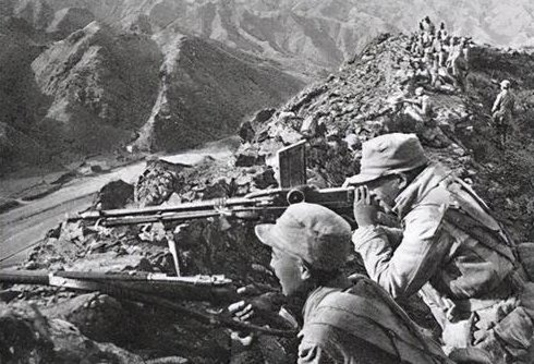 日少將佔荒村合影留念，被三個神槍手盯上，合影後腦袋被打成漏勺