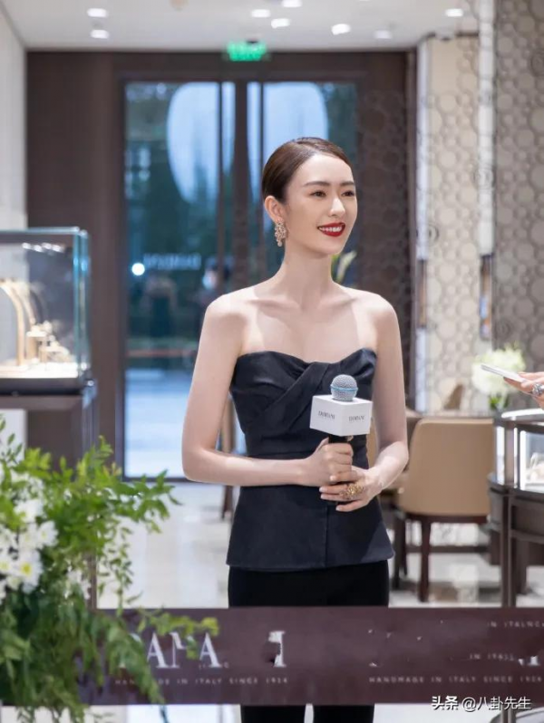 路人鏡頭下的女明星:劉詩詩唐嫣法令紋明顯,迪麗熱巴童瑤身材好 路人鏡頭下的女明星:劉詩詩唐嫣法令紋明顯,迪麗熱巴童瑤身材好