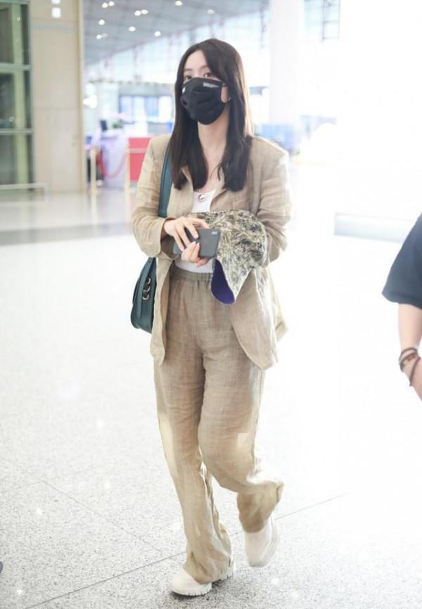 蔡文靜穿棉麻西裝套裝,雖然包裹挺嚴,但是褲子薄透能看出腿型 蔡文靜穿棉麻西裝套裝,雖然包裹挺嚴,但是褲子薄透能看出腿型