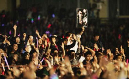 靠一首歌賺了2.4億，從爆火到無人問津，龐龍究竟哪一步走錯了？