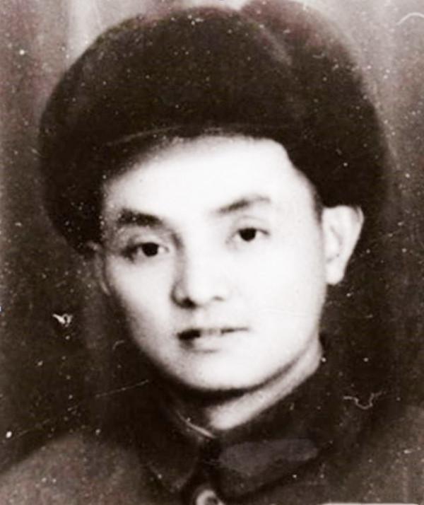 志願軍團長犧牲前旁邊插著兒子的照片,60年後兒子去陵園尋找父親 志願軍團長犧牲前旁邊插著兒子的照片,60年後兒子去陵園尋找父親