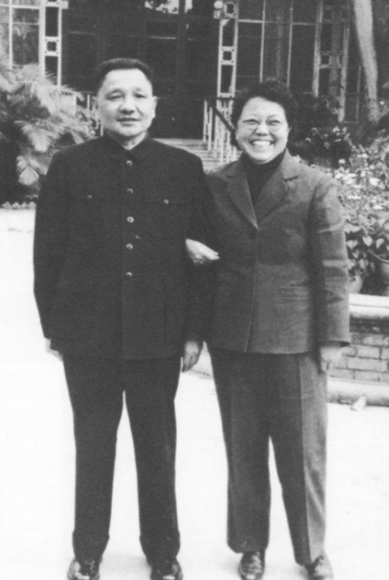 49年鄧小平攜卓琳尋髮妻遺骨後，叮囑道：將她遺骨放在我住所樓下