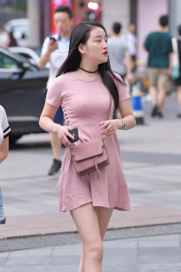 穿短袖裙裝,度清涼的秋日,淺粉色裙裝穿搭清新甜美又優雅靚麗 穿短袖裙裝,度清涼的秋日,淺粉色裙裝穿搭清新甜美又優雅靚麗