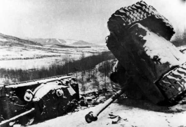 長津湖之戰中，一位失散的志願軍傷員突遇美軍坦克