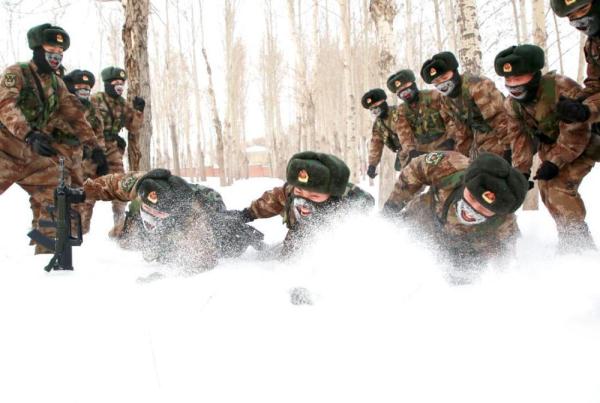 &OpenCurlyDoubleQuote;白老虎連&rdquo;官兵連線致敬英雄前輩 虎年揚虎威