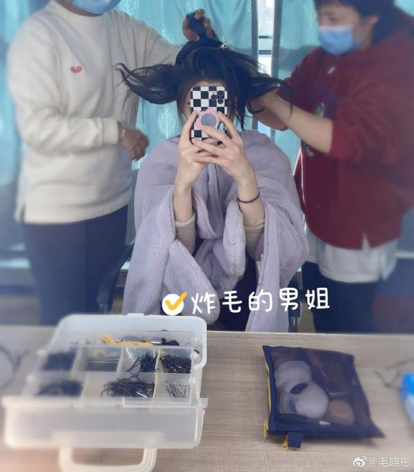 美女毛曉彤曬化妝間照片，高馬尾十分顯英氣！吃飯用比臉還大的碗