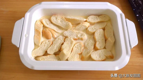 本以為是盤煎豆腐，試了一口，是麵包做的，軟嫩嫩超好吃