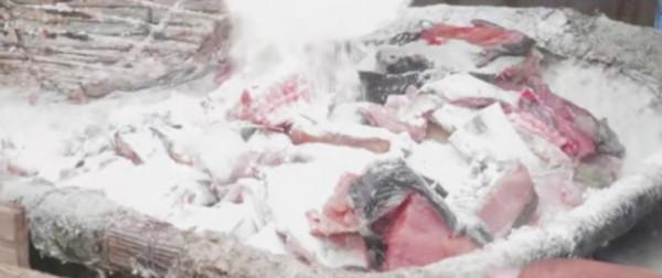 河南80歲大爺逛街賣小吃,35年吆喝聲響全城,一炸900斤不夠賣 河南80歲大爺逛街賣小吃,35年吆喝聲響全城,一炸900斤不夠賣