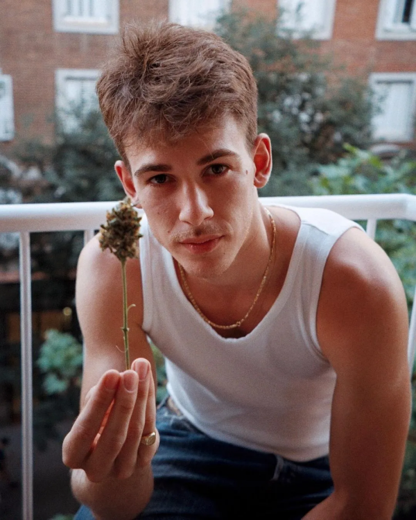 超生代時尚男模特維克托·奧登斯致敬 Olivia Rodrigo