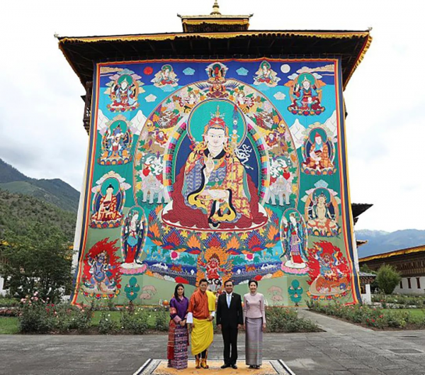 泰國第一夫人：搶了王后和布麗吉特風頭，給佩瑪行屈膝禮贏在氣質