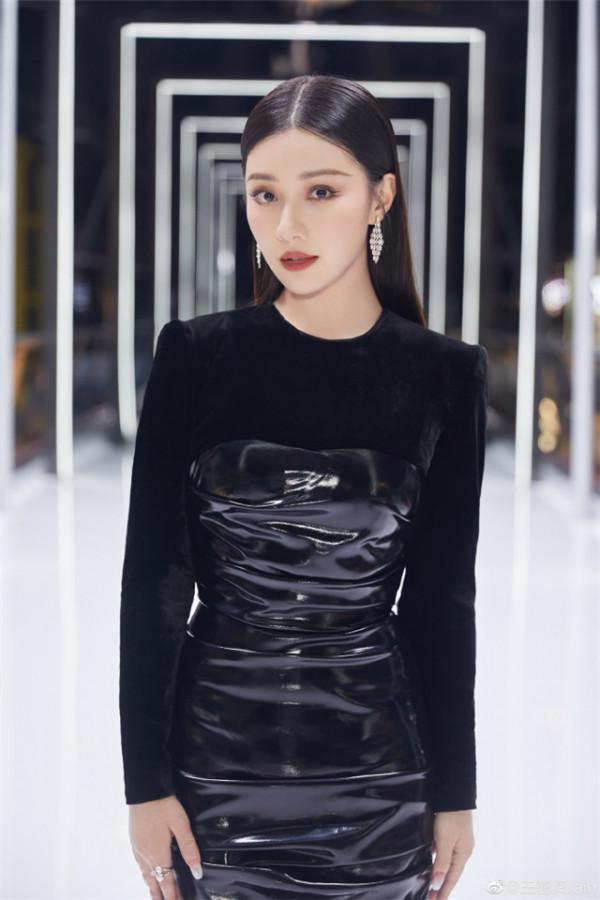 女星王鶴潤髮長文,否認用一百多桶礦泉水洗澡,目前深受謠言困擾 女星王鶴潤髮長文,否認用一百多桶礦泉水洗澡,目前深受謠言困擾