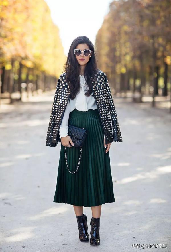 突然發現：今春“膝下裙+小靴子”很流行，時髦洋氣顯瘦還不貴