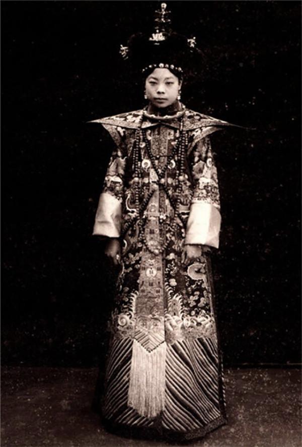 1953年，民婦傅玉芳臨死前對清潔工丈夫說：我叫文繡，是大清皇妃