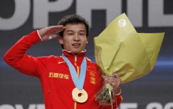 在奧運會賽場的痛苦哭的中國舉重隊隊員