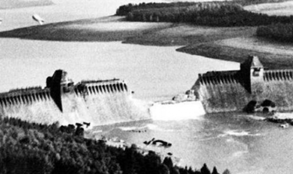 1943年，52名飛行員拼死撞毀大壩，洪水噴湧而出，3萬人夢中喪生