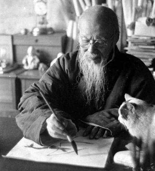 齊白石在畫院作畫，旁人問是否見過毛主席？齊白石：天天見到