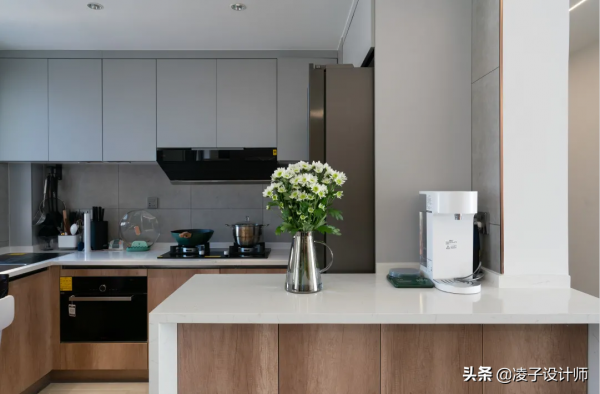 95㎡陽光暖居，入戶以亞克力透明管做隔斷，效果喜人