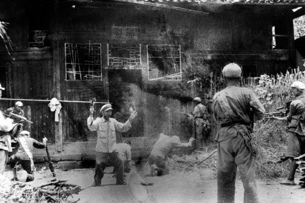 1950年，湘西匪首落網，逃亡路上射殺小老婆，老巢藏物令人咋舌